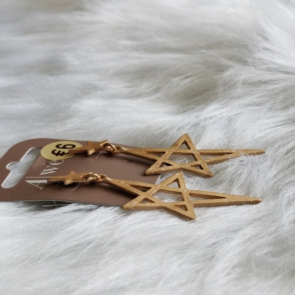 🆕️⭐ 3/$18 Gold Shooting Star Dangle  Earrings - Picture 7 of 8